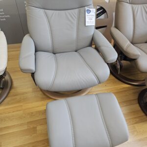 Consul Classic chair with footstool (large) - Batick Wild dove leather