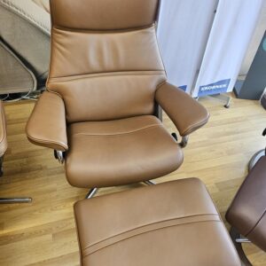 Philip Signature chair with footstool (medium) - Velaro Caramel leather